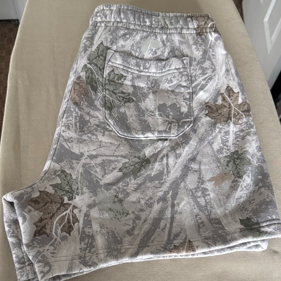 Abercrombie & Fitch Camouflage Fleece Shorts - Large - Picture 4 of 5